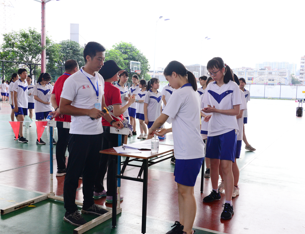 6月13日上午，广州市第一中学考点现场，考生检录时进行手部消毒.jpg