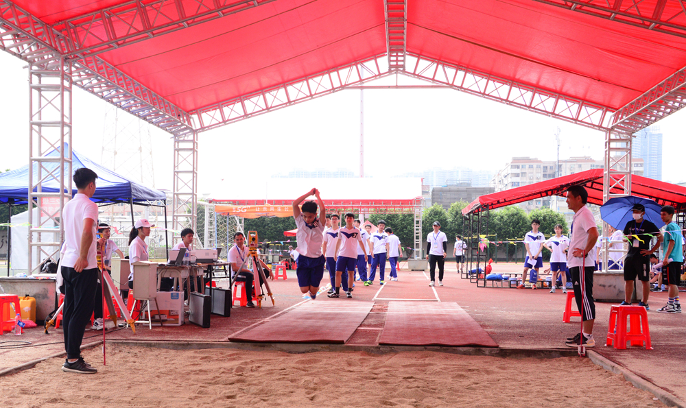 6月13日上午，广州市第一中学三级跳远项目考试现场.jpg