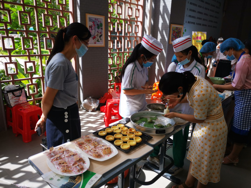 图2广州实验教育集团花都秀雅学校的师生在展示面点烘焙劳动教育课程成果。.jpg