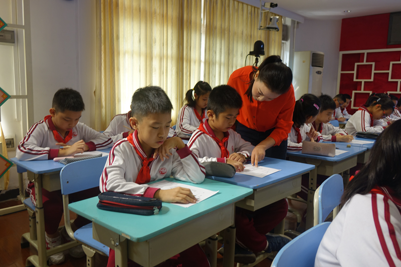 图4：课堂上，王鹏老师指导学生进行阅读文本材料.jpg