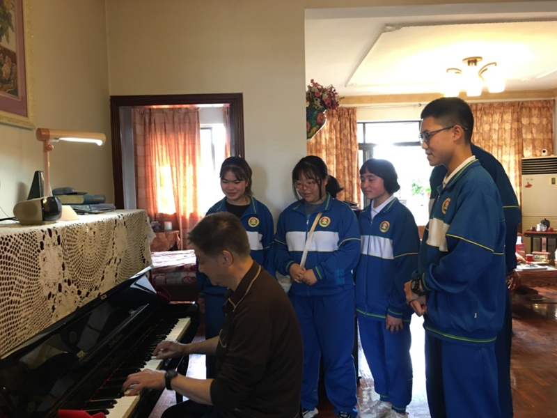广雅新疆娃到退休老师家慰问，听老师讲故事弹钢琴.jpg