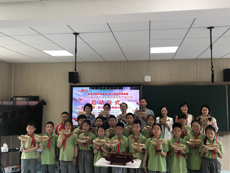 嘉兴南湖大桥镇中心小学师生展示红船模型制作成果.jpg