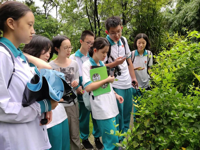 广州市第二中学师生在户外开展考察探究.jpg