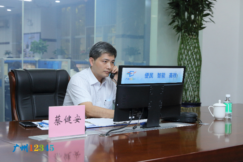 蔡健安主任督学接听群众来电.jpg