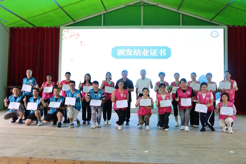 C组营员领取结业证书.jpg