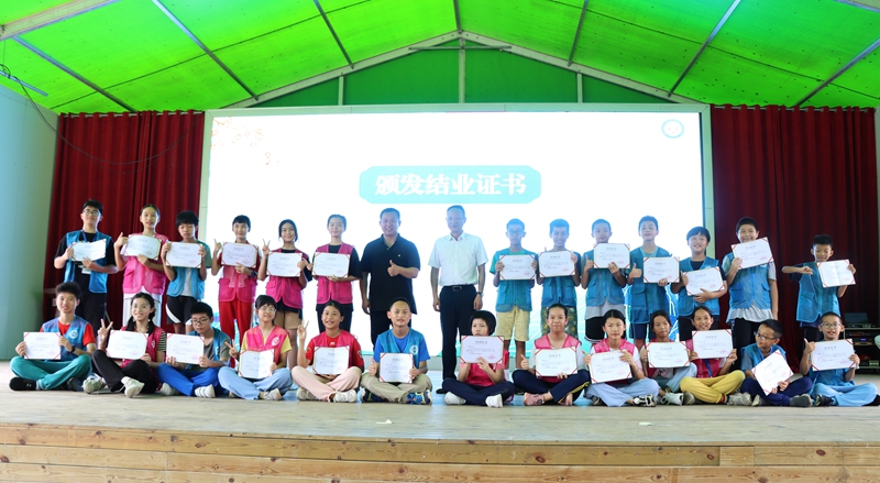 孟书记和王主席给小营员们颁发结业证书（调整）.jpg