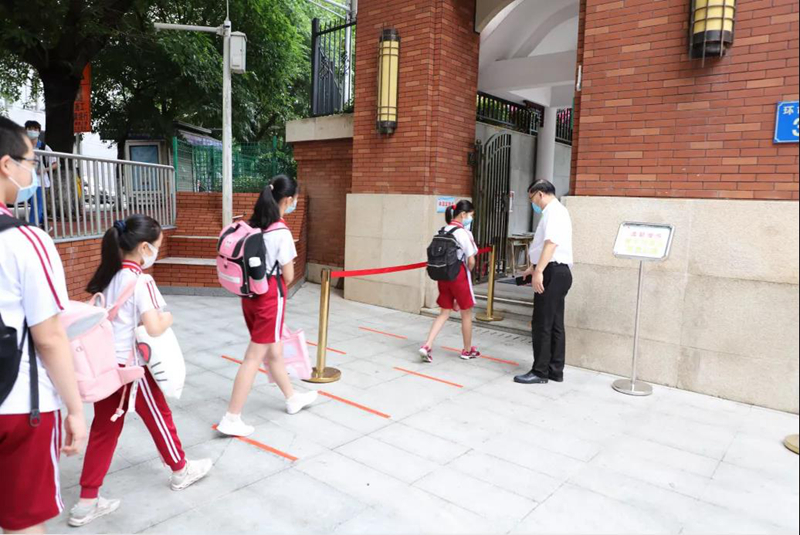 广州市协和小学学生排队有序测温进校门。.jpg