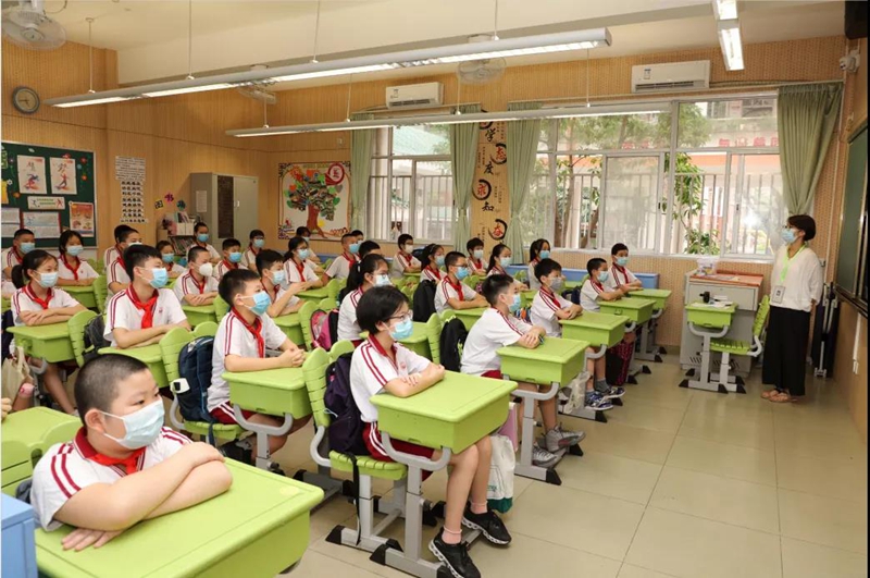广州市协和小学学生单人单桌上课.jpg