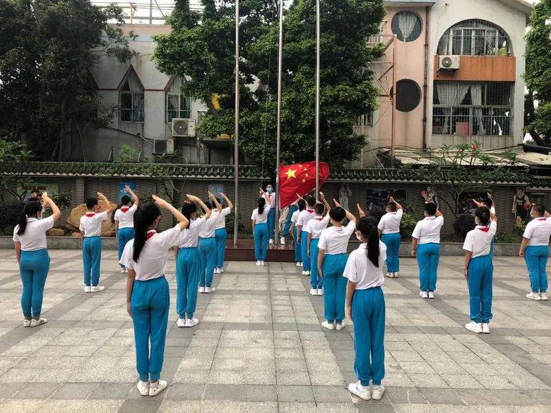 荔湾区林凤娥小学举行返校复学后的第一次升旗仪式。.jpg