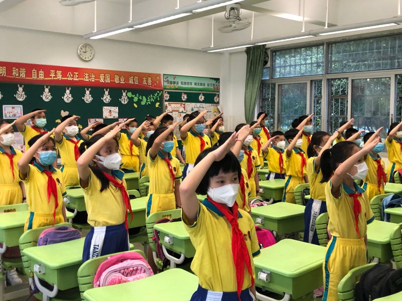 棠德南小学举行升旗仪式。.jpg