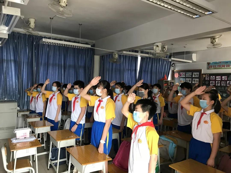 黄边小学六年2班举行室内升旗仪式.jpg