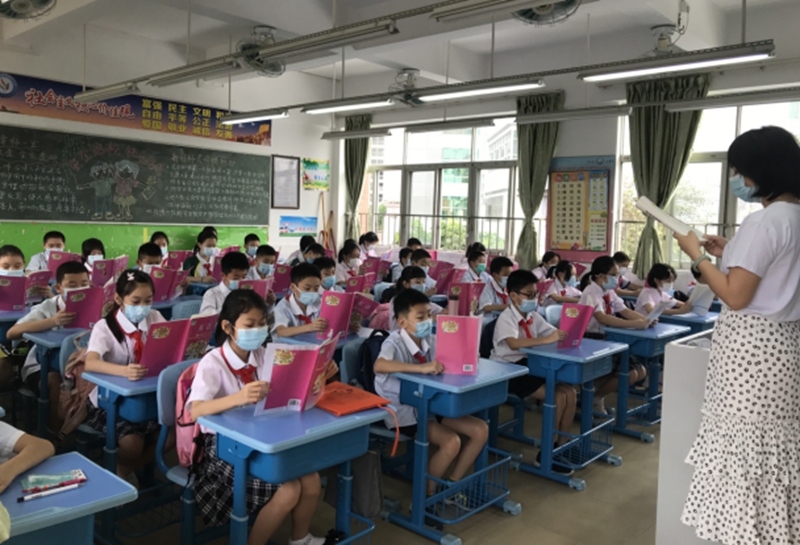 荔江小学学生单人单桌，科学间隔，在老师的指引下认真晨读.jpg