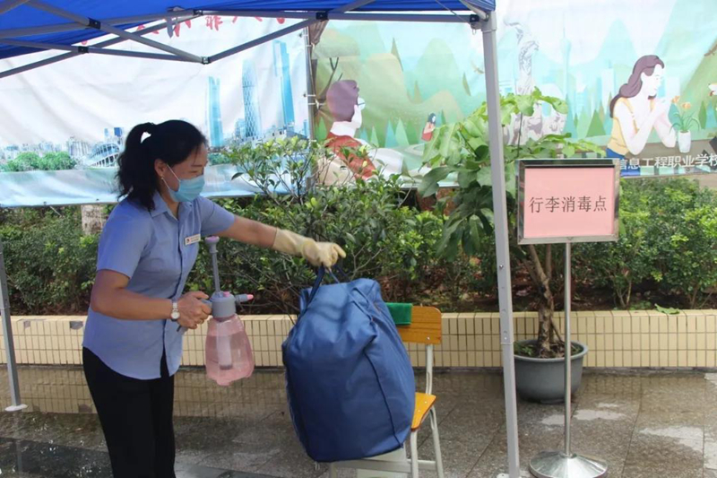 广州市信息工程职业学校保洁人员对学生行李进行消毒。.jpg