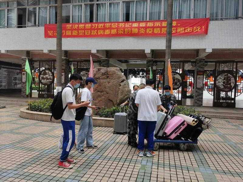 广州市商贸职业学校宿舍教官为学生搬运行李。.jpg