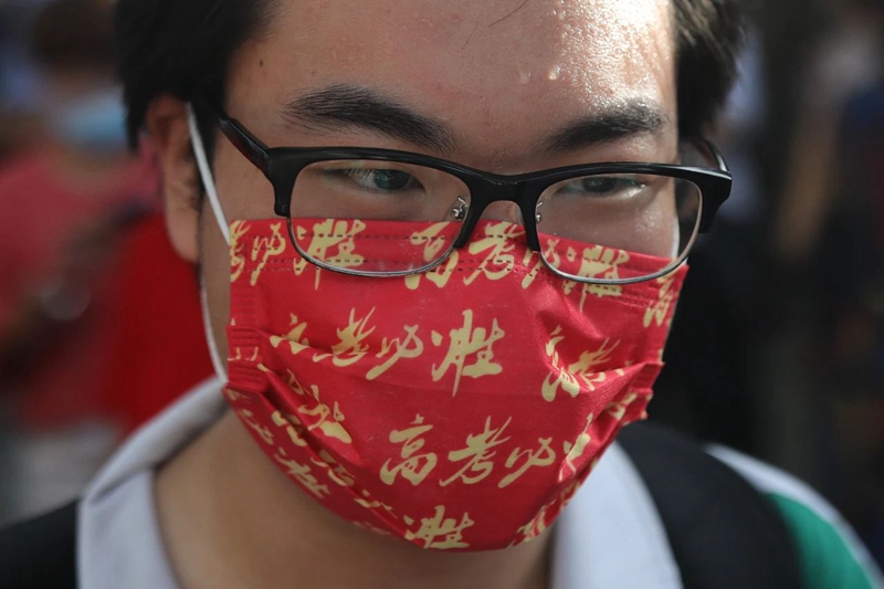 广州市执信中学考点，有学生戴着“高考必胜”字样的口罩进入考场。.jpg