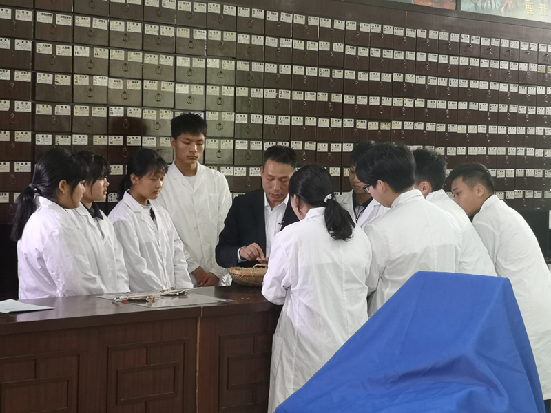 医药职业学校藏汉学生混班中药课教学.jpg