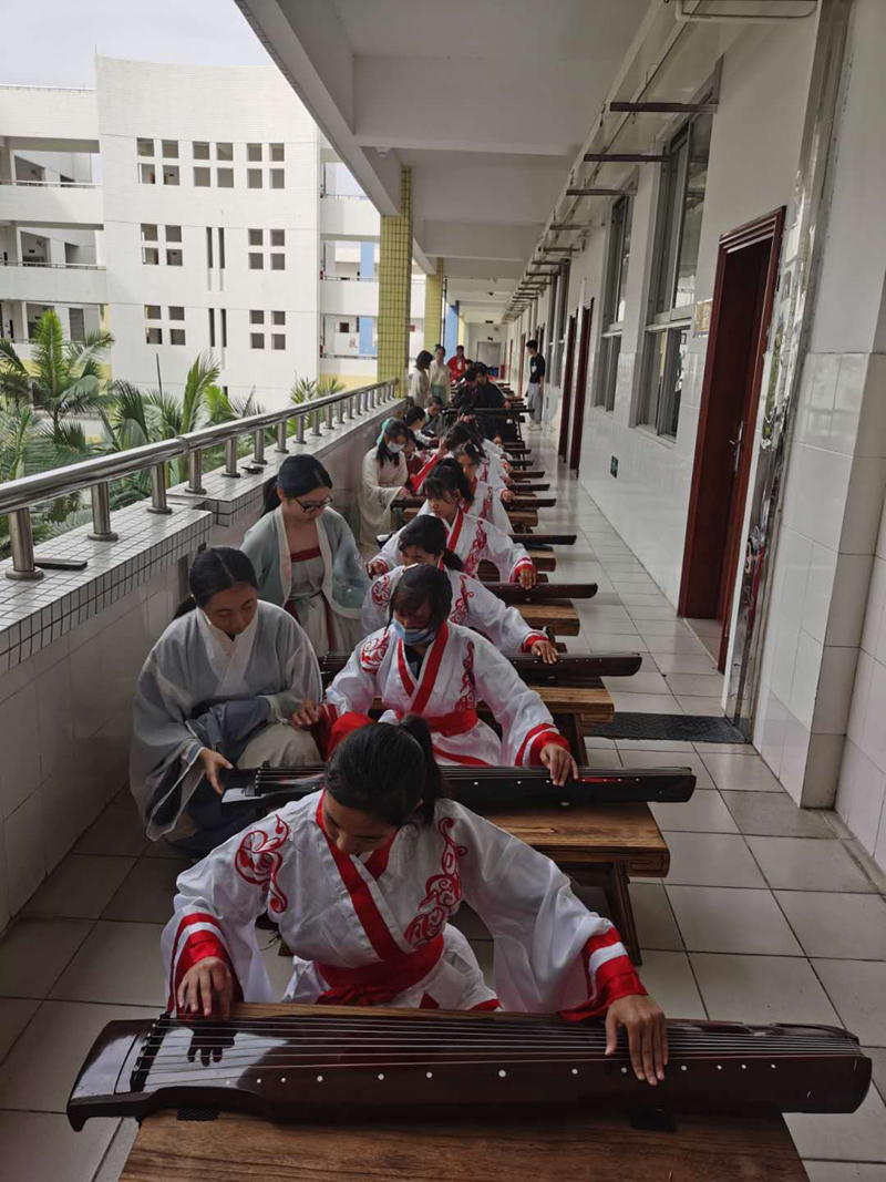 广州市城市建设职业学校内职班与本地结对学生练习古琴.jpg