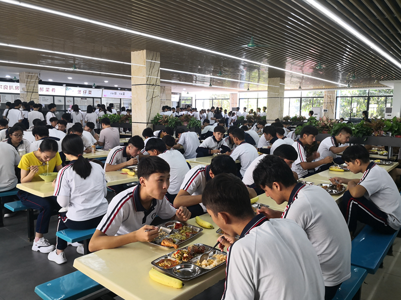 广州市城市建设职业学校内职班学生与本地师生混合用餐。.jpg
