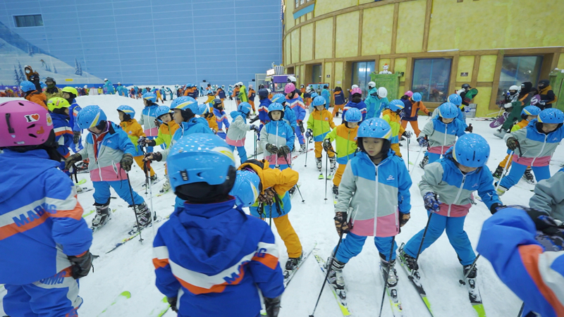 5.师生学习体验滑雪.jpg