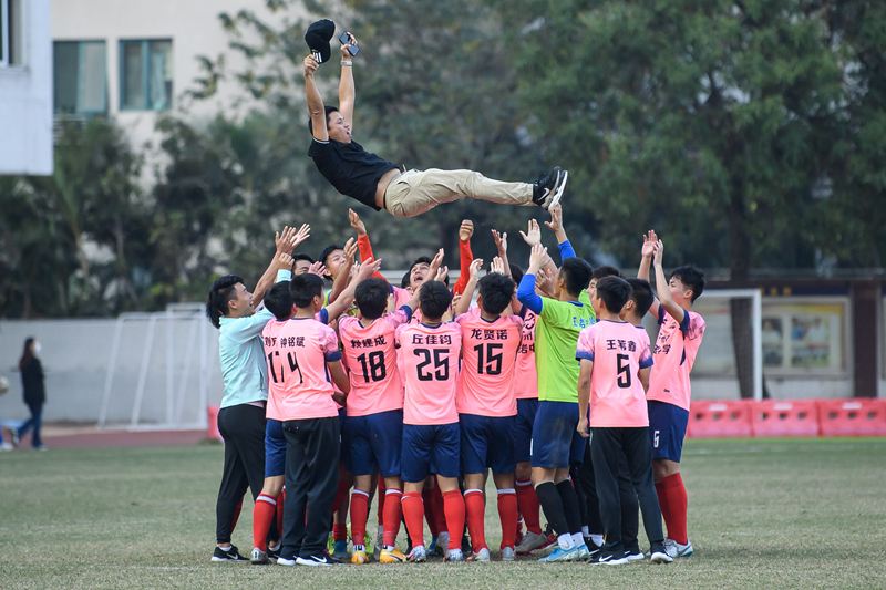 比赛结束，玉岩中学足球队庆祝胜利.jpg