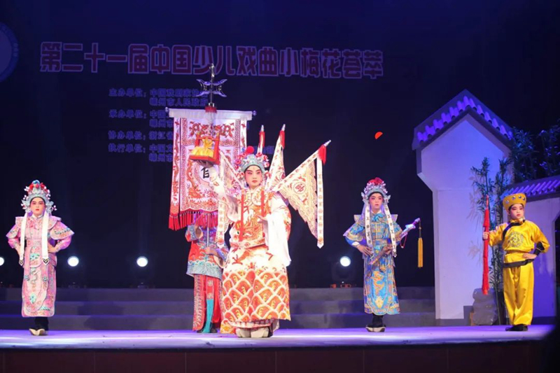 西关培正小学生在舞台上表演粤剧.jpg