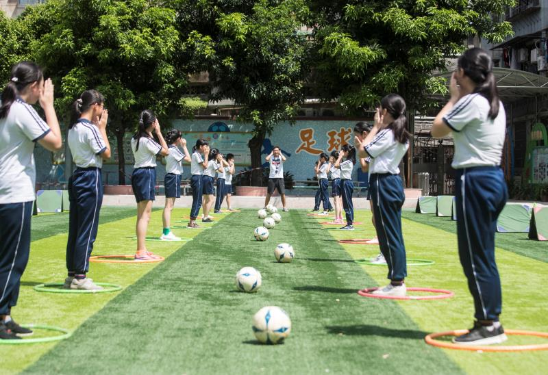 海珠区后乐园街小学六年(3)班的同学们正在上足球课png
