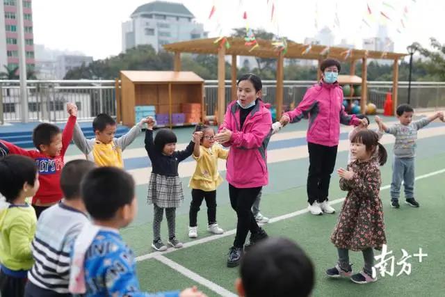 广东省科学院幼儿园的幼师与孩子们互动.jpg