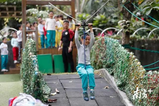 广州市第一幼儿园的孩子们进行户外游戏.jpg