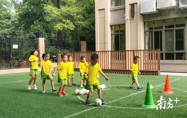 天河区金穗幼儿园的孩子们在踢足球.png
