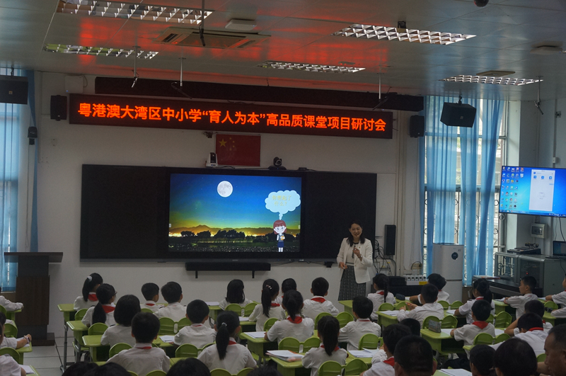 图４　重庆外国语学校森林小学的陈李老师在上语文课.jpg
