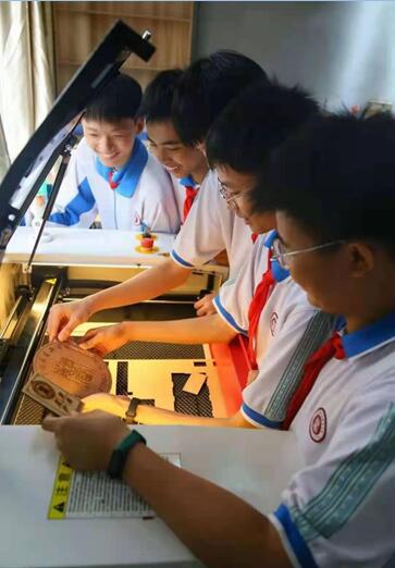 图2广州市白云区新市中学的同学们学习利用激光切割设计与制作精美的作品.jpg