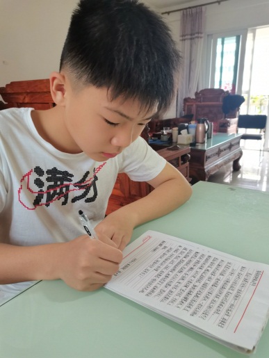 图3广州市越秀区八一实验学校的学生给钟南山院士写信.jpg