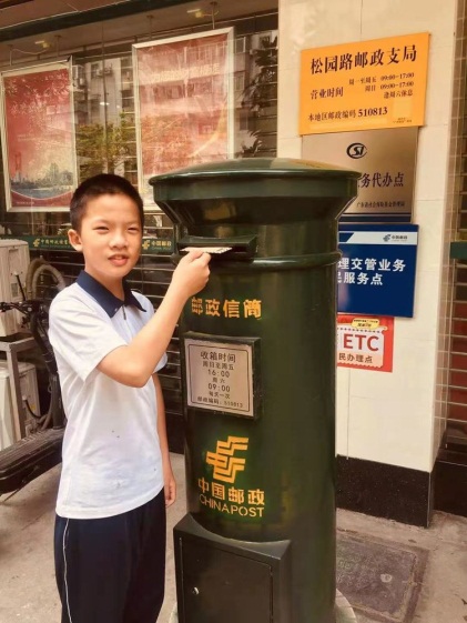 图4广州市花都区小学生给心中的劳模——赖宣治老师写信，并通过邮箱寄出信件.jpg