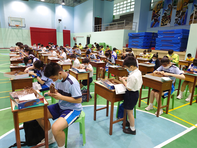 澳门劳校中学同学聚精会神制作红船模型.jpg