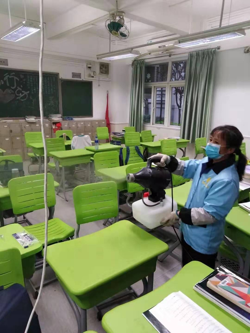 广州市第六中学每天对学生课室进行两次消毒_副本.jpg