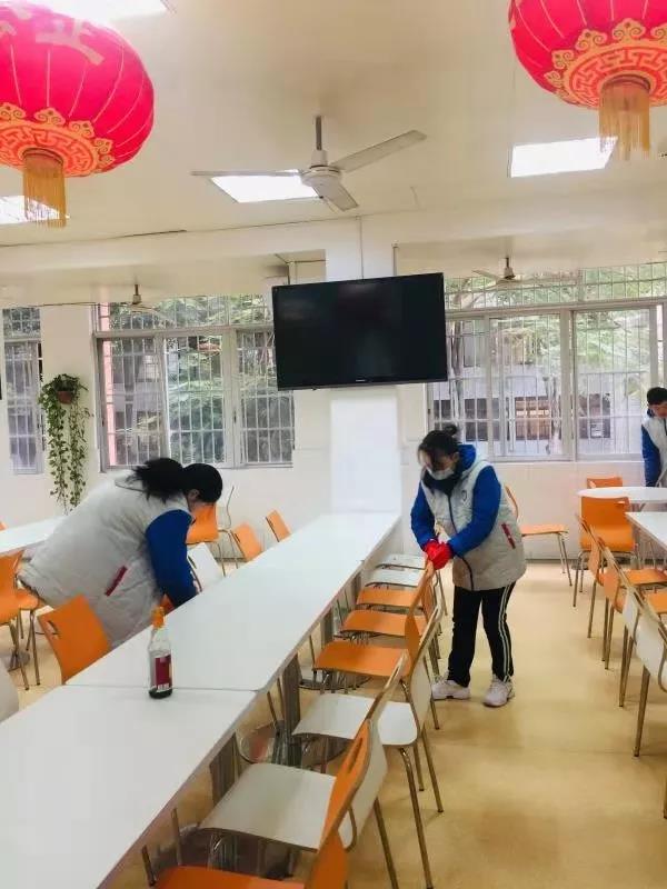 广州市第七十五中学对内高班学生饭堂进行消毒.jpg