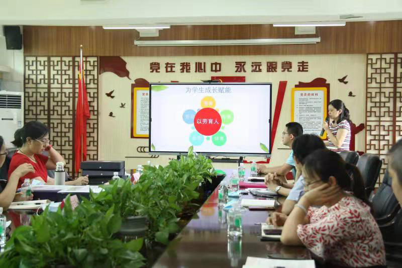 天河区长湴小学向专家评委介绍学校劳动教育开展情况.jpg