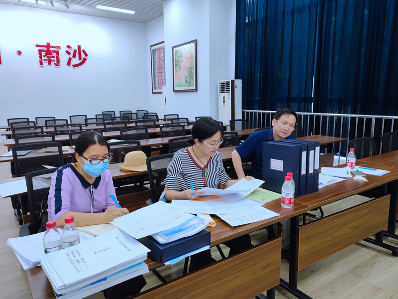 专家评委在广州市南沙第一中学翻阅评审佐证材料.jpg
