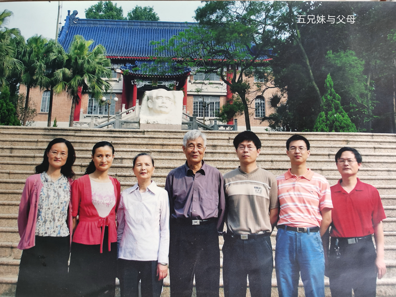 吴晖晖-五兄妹与父母中山纪念中学合影（广东省）.jpg