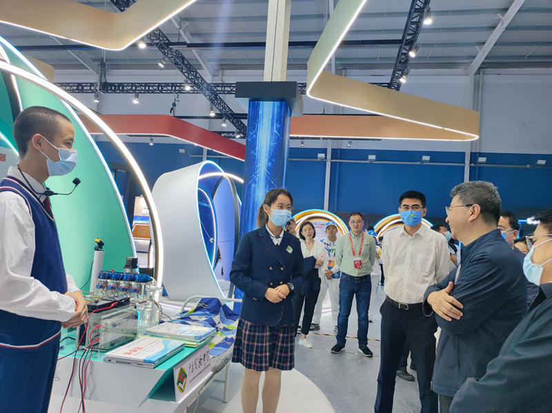 图2：作为唯一的萌芽赛道项目代表在创新创业成果展上向高等教育司吴司长等领导汇报.jpg