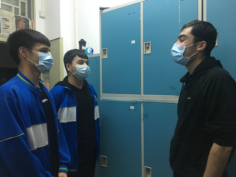 艾合太木江老师走进宿舍与学生聊天.jpg