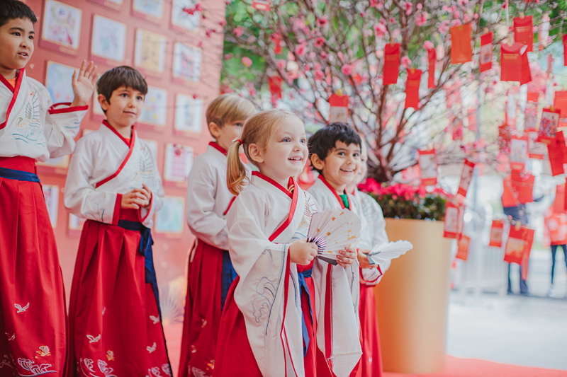 广州美国人外籍人员子女学校学生身着中国传统服饰喜迎虎年 (1).jpg