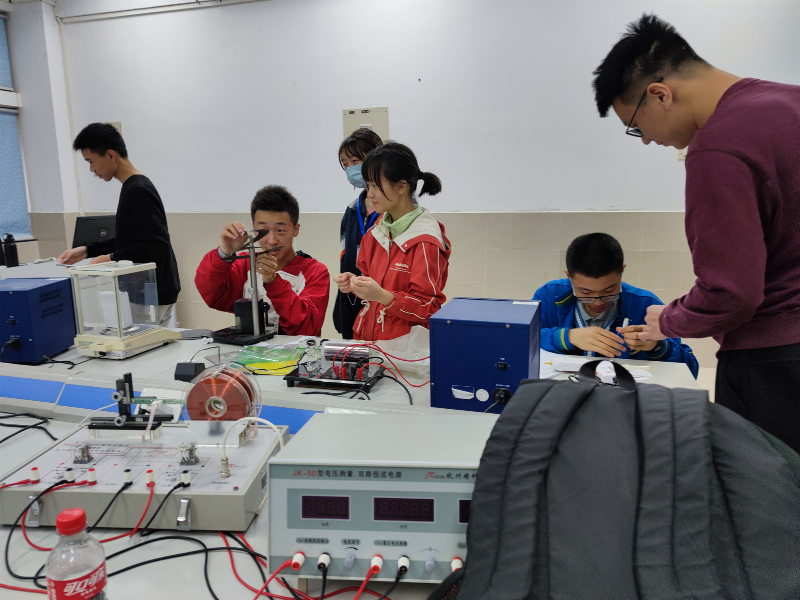 华南理工大学大学城校区营员做蜡烛动力涡轮机实验.jpg
