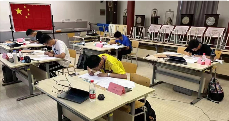 中国中学生代表队在北京分赛场参赛，蓝色衣服为我市第二中学黄泓为同学.png