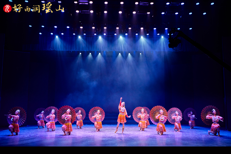 广州市第二中学表演舞蹈《好雨润瑶山》1.jpg