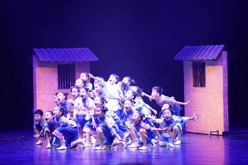 广州市番禺区罗家桥虹小学表演舞蹈《围龙屋下的孩子们》.jpg