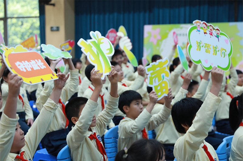 活动现场学生.JPG