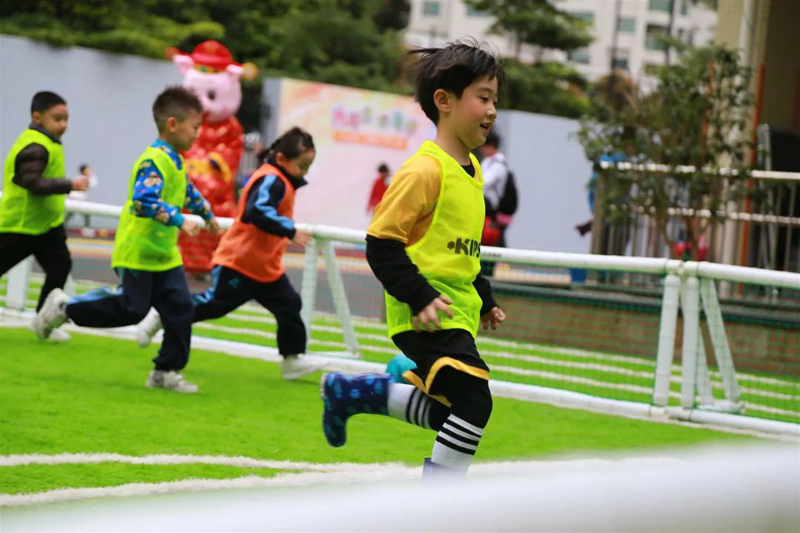 8.特色活动：“快乐足球”  海珠区海鸥幼儿园.jpg