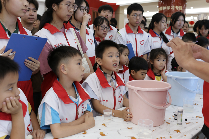 志愿者为同学们介绍水质检测知识.jpg
