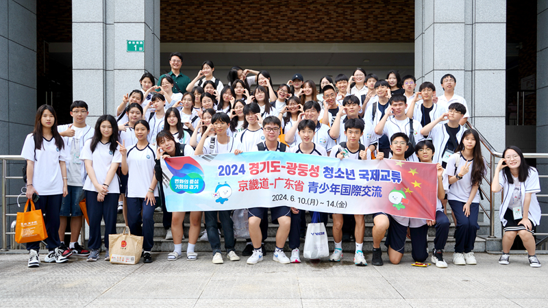 代表团学子与广东外语外贸大学韩国留学生们和广州韩国外籍人员子女学校的学生代表合照留念.jpg